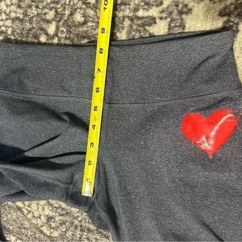 Splits59 Women’s Size M Charcoal Gray Left Hip Heart Capri Cropped Leggings