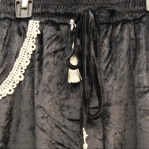 Boutique branded Velvet Jogger Pants with side split
Black Women’s Size Small