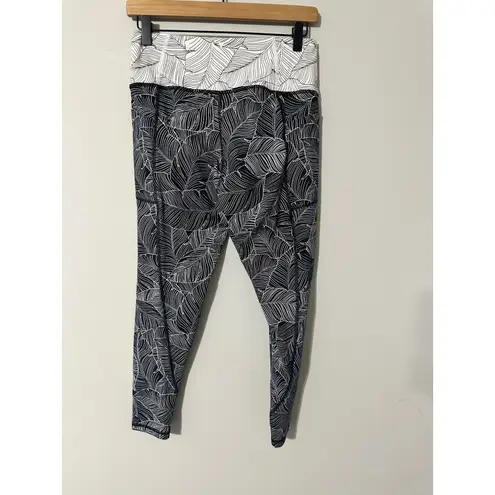 Victoria's Secret  On Point Flow Leggings Black White Leaf Print Size 10 - Image 4