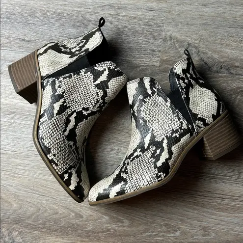 Dr. Scholl’s “Teammate” Snakeskin Print Booties Size 8.5 (run small like 7
