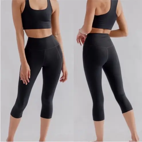 Girlfriend Collective Compressive High Rise Capri Leggings in Black Large