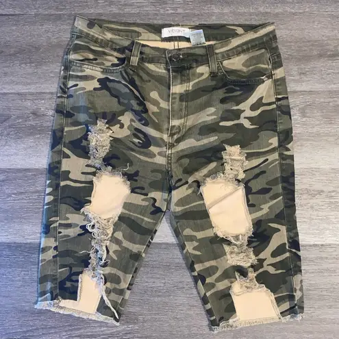 Vibrant  m.i.u distressed camo jorts