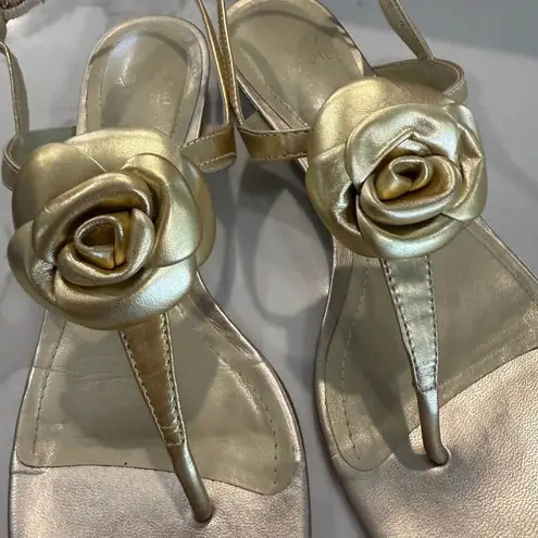Alex Marie Flat Heel T-Strap Gold Sandals w/Gold Flower Women's Size 8M Dutchess