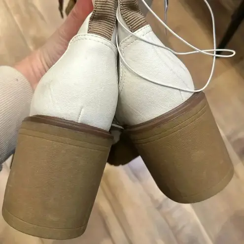 Universal Threads 4/$25 NWT Universal Thread Women's Glenda Hiking Boots Off-White Sz 9.5