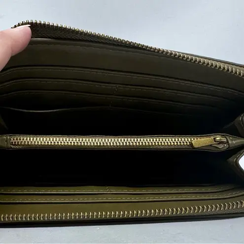 Universal Threads NWT Universal Thread Women's Large Olive Green Zip Wallet