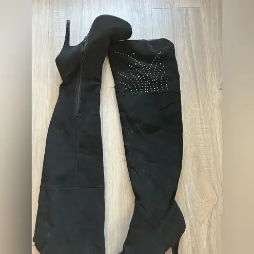 Elevate Your Look: Suede Heeled Knee