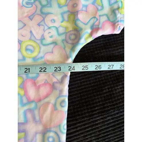 HQ Scrub Love XOXO Print Size XL Scrub Top V Neck Pockets Pastel Medical Pink