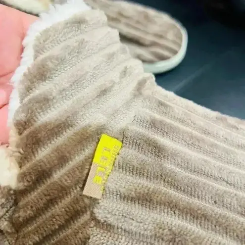 Letter Label Decor Fuzzy Slipper Boots size 5 - Image 5