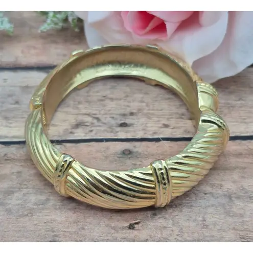 None Cute Gold Tone Textured Hinged Bangle Bracelet Classic Statement MINT