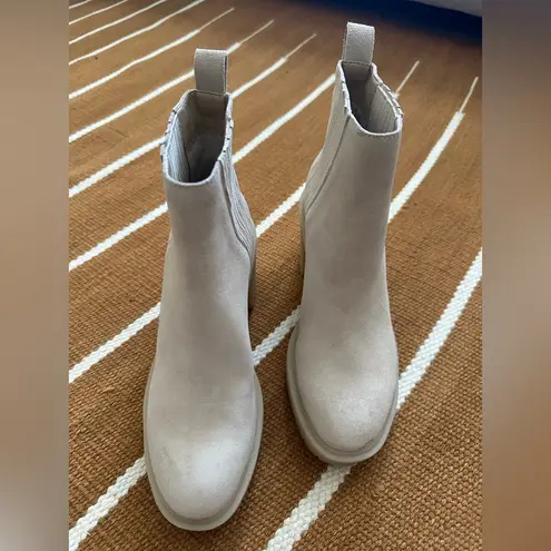 Brand New Dolce Vita Cream Ankle Booties with Chunky Sole Size 7.5