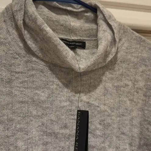 Banana Republic BRAND NEW  turtle neck sweater