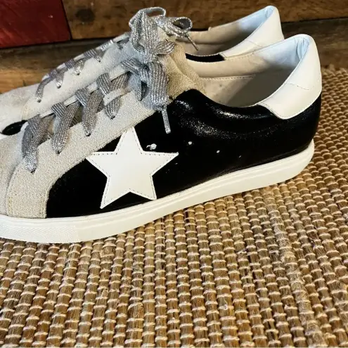 Nature Breeze  White And Black‎ Star Print Sneakers Size 10