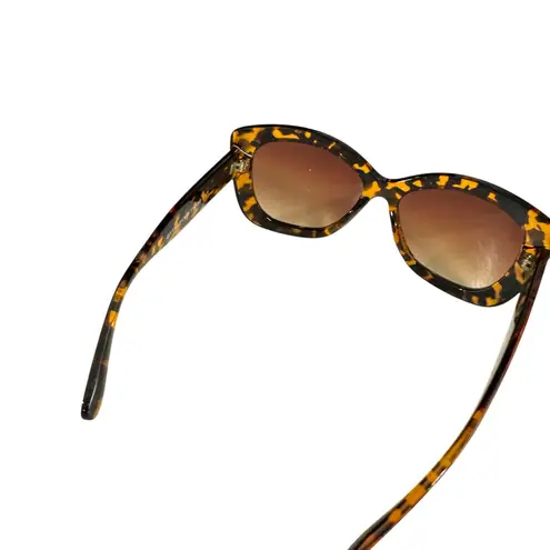 Tahari Women’s Tortoiseshell Cat Eye Sunglasses Excellent Condition