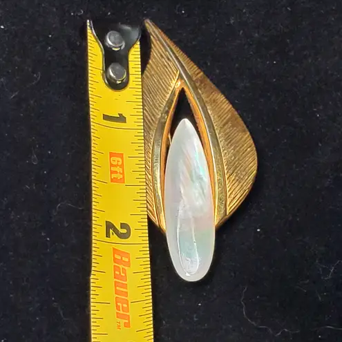 Leaf Tear Drop Mother of Pearl Brooch Unsigned 2.5" Vtg Gold Tone