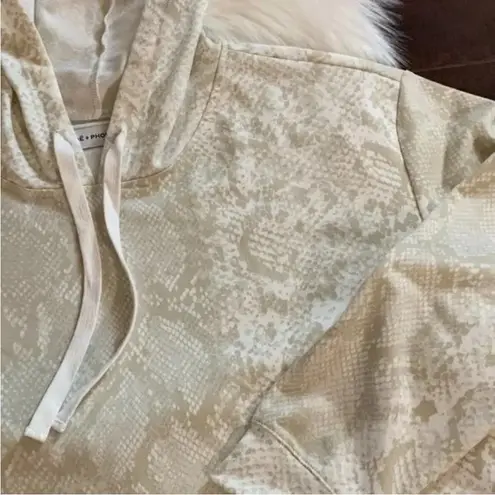 Zoe + Phoebe Ivory Snake Print 2pc Hoodie + Shorts Lounge Set Size Large - Image 5