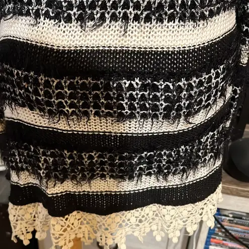 BKE boutique women size small, black white knitted cardigan size S