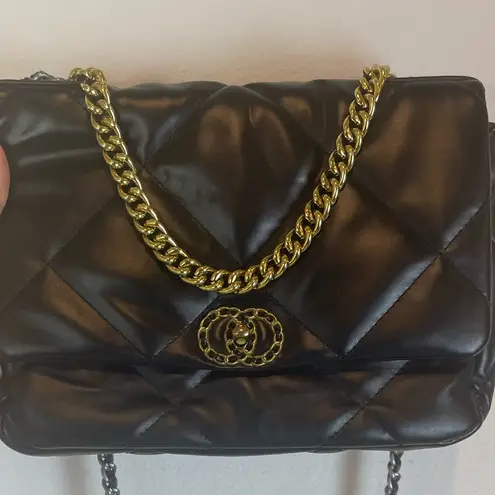 Retail $101 Women’s Quilted Genuine Leather Lock Closure Crossbody Chain Bag Black