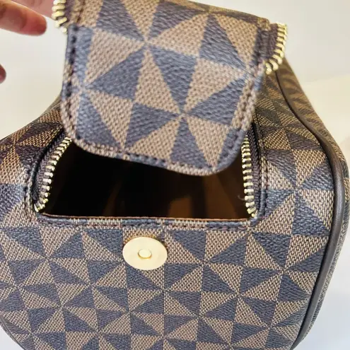 Toiletry Makeup Travel Good for both men and women. NWOT Brown