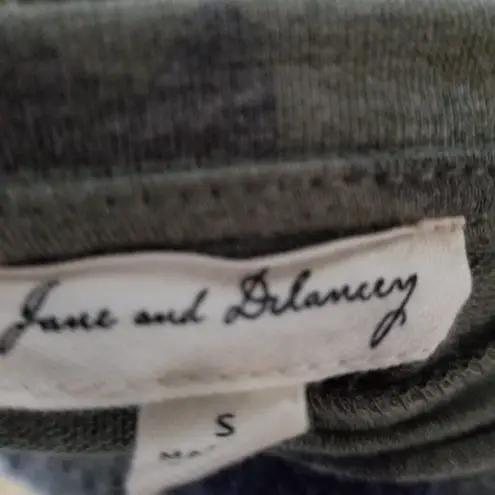 Jane and Delancey Small crewneck camo long sleeve T-shirt