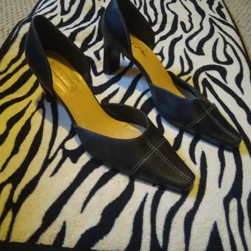 Unisa *5/$25 Sale*  black leather block heel pumps