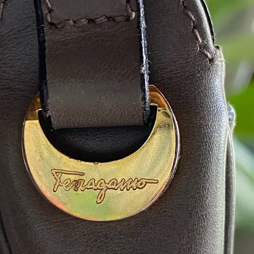 Salvatore Ferragamo Vintage Elegant Gray Leather Shoulder Bag with gold hardware