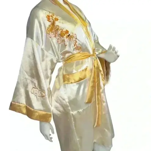 Kimono In Beige And White Silk Reversible One Size Kimono. E28 Gold