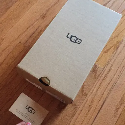 UGG  flip flop. Size fit 7 - Image 8