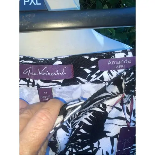 Gloria Vanderbilt “Amanda” Classic Capri Mid Rise Floral Pattern Ultra Stretch B