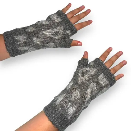 Old Navy  Womens Knit Fingerless Gloves Gray Silver Leopard Print Cozy Large XL