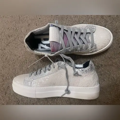 P448 NWOT Vintage Thea Low-Top White & Silver Metallic Paint Crackle Sneakers