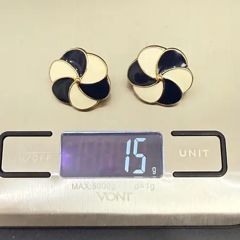 Vintage MONET Navy Blue Black/Beige Enameled Pinwheel Flower Pierced Earrings Black