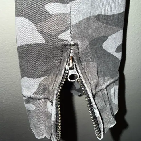 Kut From The Kloth  Reese ankle straight leg Camouflage Cargo Pants size 2