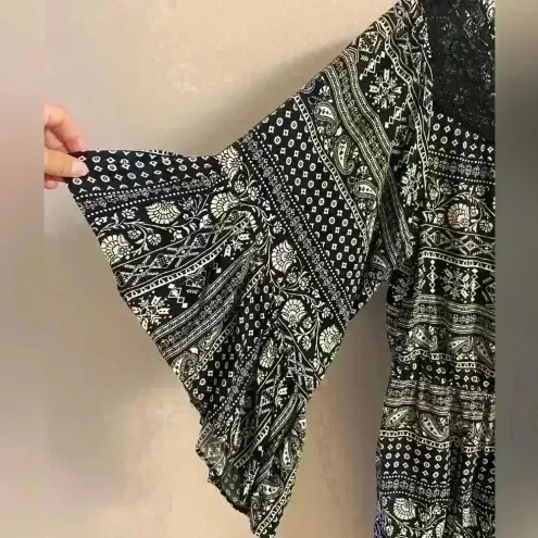 Flying Tomato Flying tomatoes romper bell sleeves paisley print‎ boho elastic waist. Large