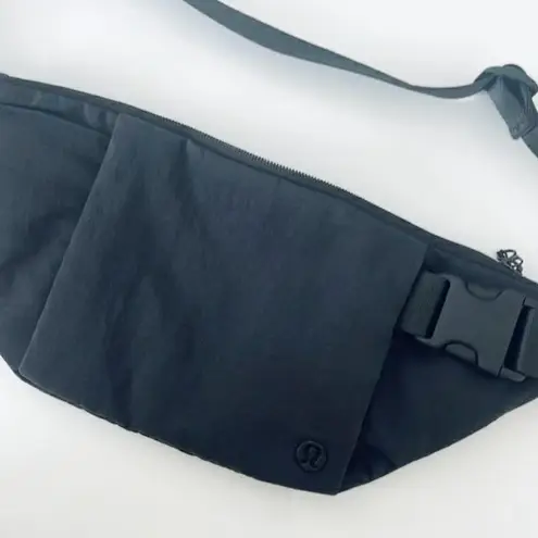 Lululemon  waist bag in black