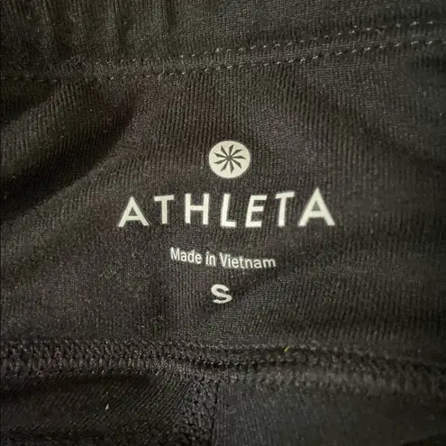 Athleta  Be Free 2 in 1 Contender Skirt over Capri leggings size small.