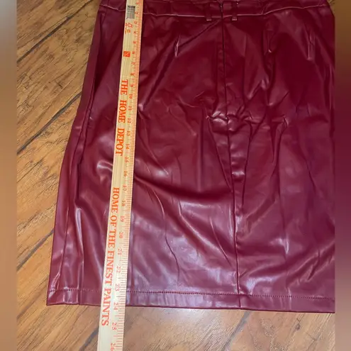 Kate Kasin Red faux leather skirt with front slit NWT woman’s XXL