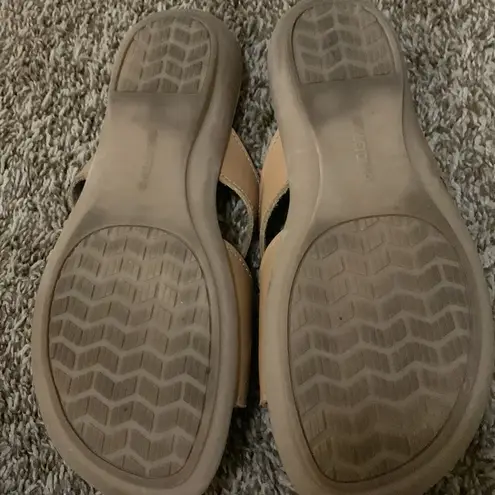 Minnetonka  leather upper woman size 8 sandals