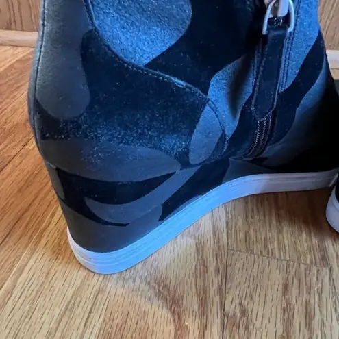 Linea Paolo EUC Anna Camo Suede Wedge Sneaker Women 12 Shoes Leather Black Tonal