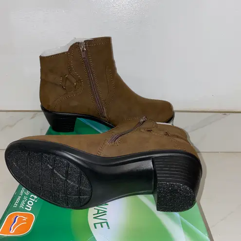 Easy Street NIB $55 Brown Matte Dawnta Strap Harnessed 2” Heel Bootie 7