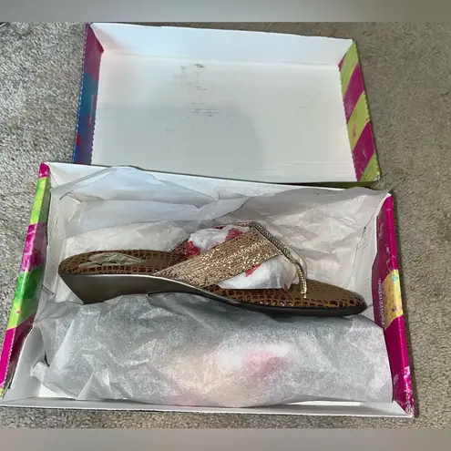 Love and Liberty Made in USA NEW Gold Low Heel Flip Flop Bling Sandals Size 10