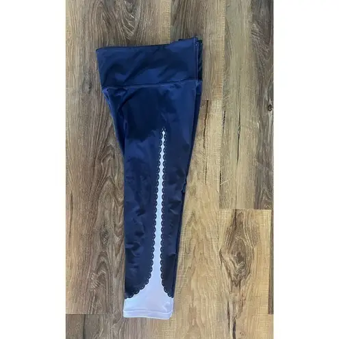 Athleta  Scalloped Lasercut Tight Capri Legging Sz:Medium‎ Plum/Dusk Pink EUC