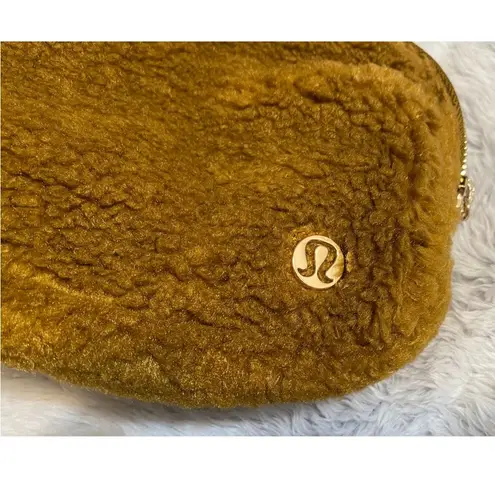 Lululemon Everywhere Belt Bag Crossbody Fanny Pack Slim Fleece Burnt Caramel NWT - Image 5