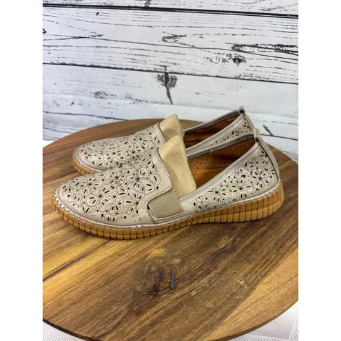 Spring Step Women's Beige Floral Perforated Flats & Loafers Size 10