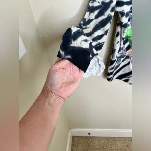 Marvel NTM: Disney Parks Black & White Tie Dye Spirit Jersey w/ Characters Sz M