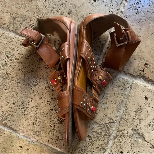 Pour La Victoire Leather Tan Sandal 9 Gold Stud Red Stone Mini Wedge