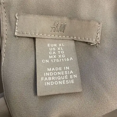 H&M  Gray Satin Sleeveless Blouse Womens Size Extra Large XL Flowy Minimalist - Image 2