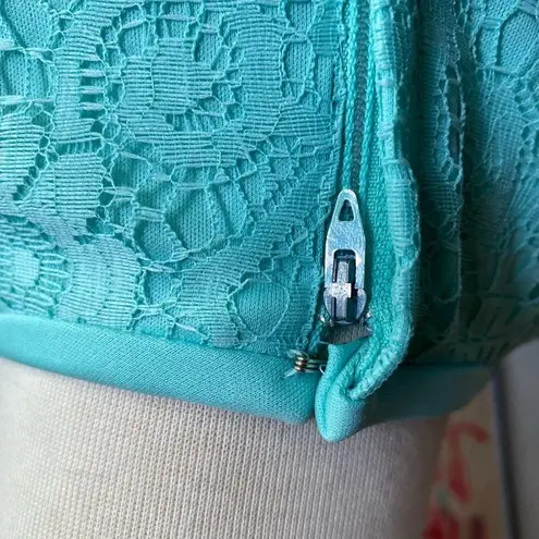 Vintage Lace Teal knee