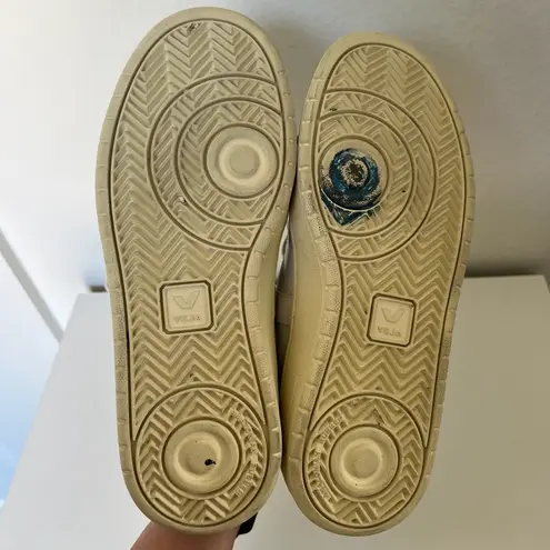 VEJA V-90 Leather and Suede Sneakers in Gravel White