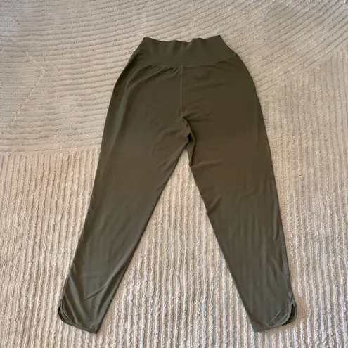Carbon 38  Women’s Jogger Pants Color: Melt Sage Green Size Large GUC Athleisure - Image 4