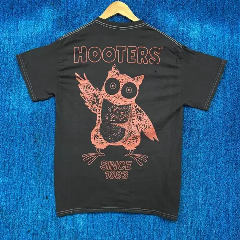 Hooters “Since 1983” Graphic T-Shirt Size Medium